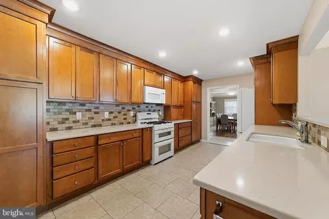 Kitchen - 17 Brophy Dr, Ewing, NJ 08638 photo 2 of 2