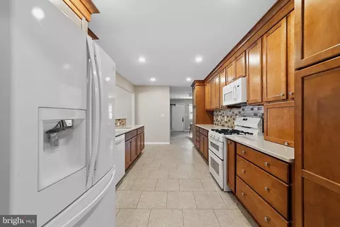 Entry Way - 17 Brophy Dr, Ewing, NJ 08638 photo 2 of 5