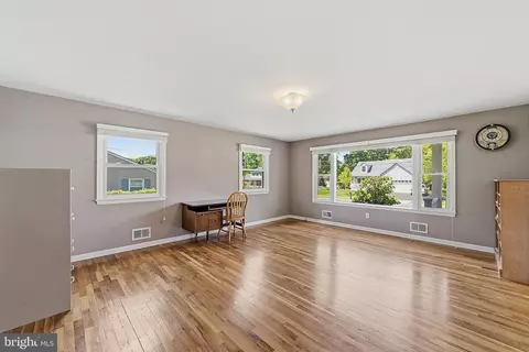 Living - 17 Brophy Dr, Ewing, NJ 08638 photo 2 of 4