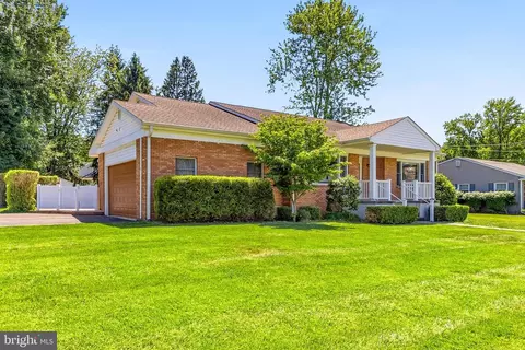 17 Brophy Dr, Ewing, NJ 08638