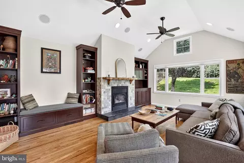 70 Taylor Ter, Hopewell, NJ 08525