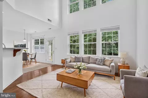 28 Sutton Ct, Pennington, NJ 08534