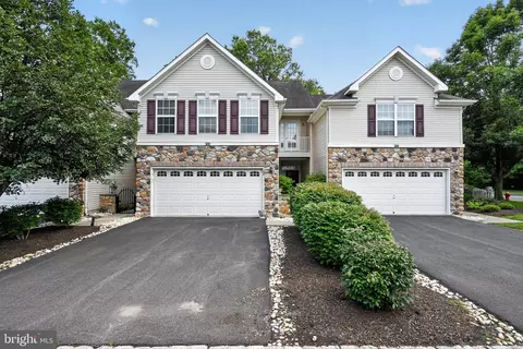 28 Sutton Ct, Pennington, NJ 08534