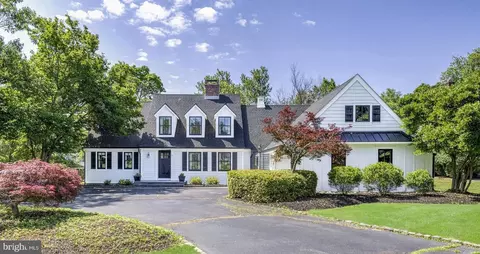 6 Kings Ct, Pennington, NJ 08534