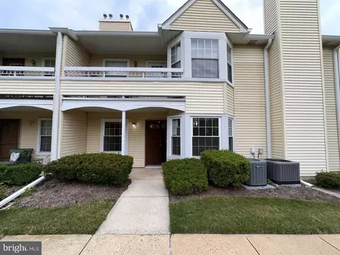 16 Fryer Ct, Hightstown, NJ 08520