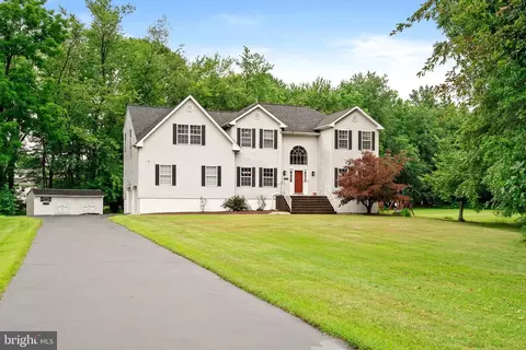 3 Donna St, Robbinsville, NJ 08691