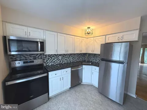 909 Silver Ct, Hamilton, NJ 08690