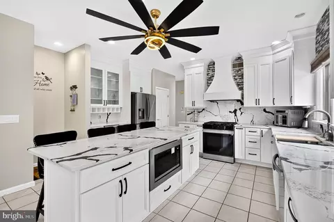 Kitchen - 15 Scenic Dr, Ewing, NJ 08628 photo 2 of 4