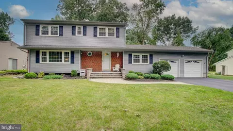 10 Cornwall Dr, Hightstown, NJ 08520