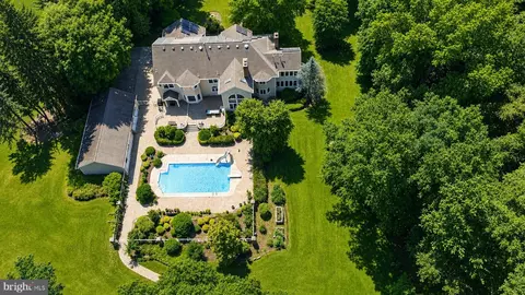 12 Hidden Hollow Dr, Hamilton, NJ 08620