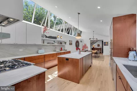 2 Puritan Ct, Princeton, NJ 08540