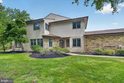 81 Woodmont Dr, Lawrence Township, NJ 08648