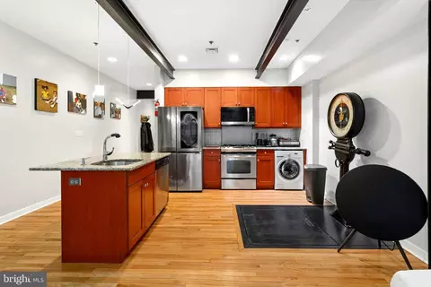 242 Centre St #4, Trenton, NJ 08611