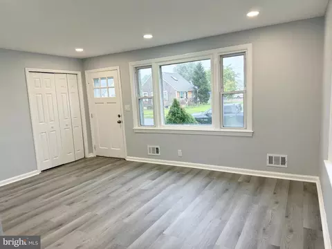 Living - 35 Unwin Dr, Hamilton, NJ 08610 photo 3 of 4