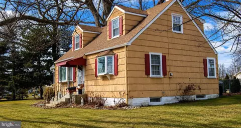 50 Kenwood Ter, Hamilton, NJ 08610