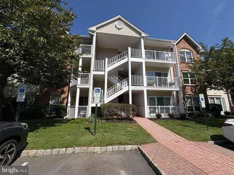 32 Versailles Ct, Hamilton, NJ 08619