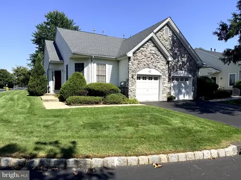 100 Meadowlark Dr, Hamilton, NJ 08690