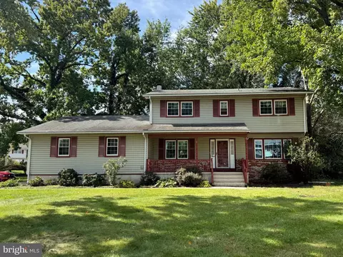 2 Berrywood Dr, Hamilton, NJ 08619