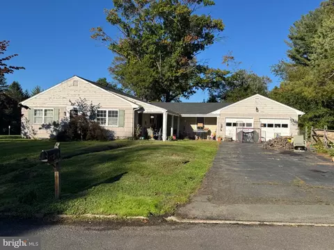4 Fabrow Dr, Titusville, NJ 08560