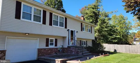 5 Michelle Ct, Ewing, NJ 08628