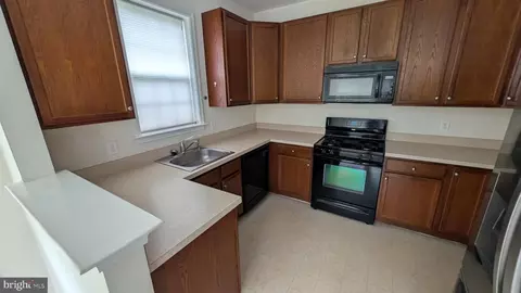 Entry Way - 528 Timberlake Dr, Ewing, NJ 08618 photo 2 of 7