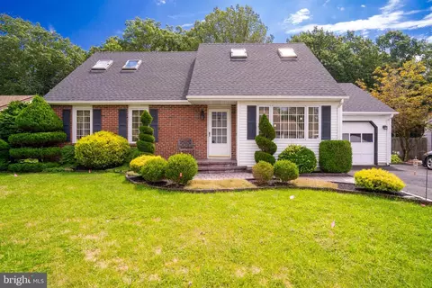 17 Laurel Crest Dr, Howell, NJ 07731