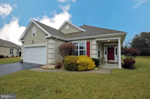 8 Mayflower Ct, Allentown, NJ 08501