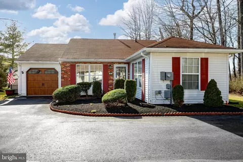 67 Farnworth Close, Freehold, NJ 07728