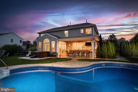 8 Heritage Dr, Allentown, NJ 08501