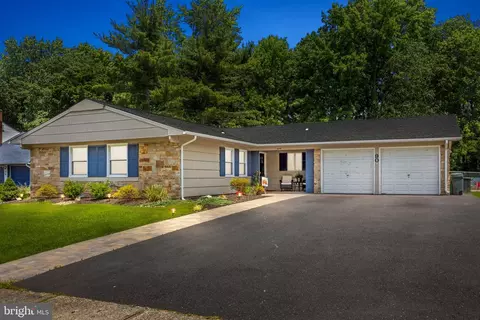 90 Andover Ln, Matawan, NJ 07747