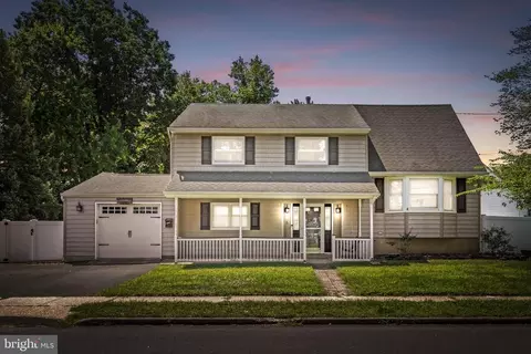 5 Ridge Dr, Hazlet, NJ 07730