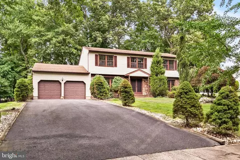 14 Blackfoot Dr, Englishtown, NJ 07726