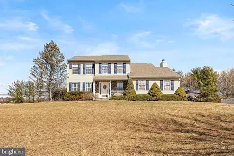 2 Alexander Dr, Allentown, NJ 08501