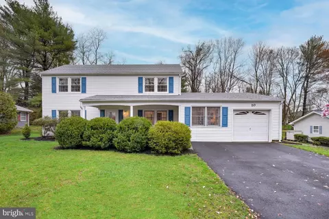 10 Mcintosh Ln, Manalapan, NJ 07726