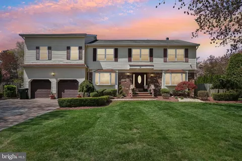 62 Rockwell Cir, Marlboro, NJ 07746