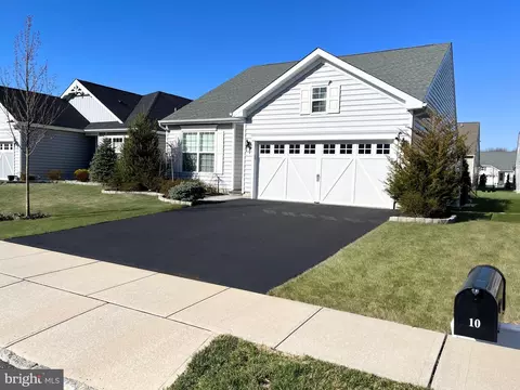 10 Moonlight Way, Howell, NJ 07731