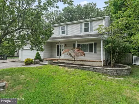 5 Windsor Ct, Hazlet, NJ 07730