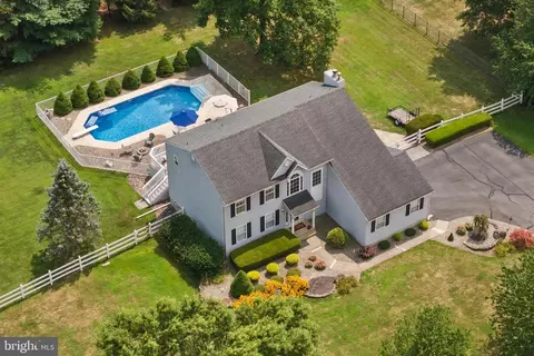 5 Galloping Brook Dr, Allentown, NJ 08501