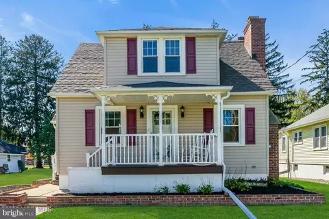 41 Academy St, Farmingdale, NJ 07727