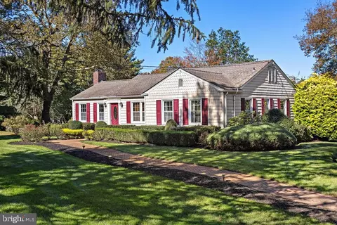 24 Willow Lake Dr, Colts Neck, NJ 07722