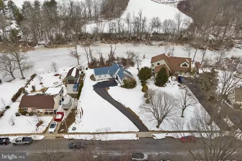 16 Greenfield Dr, Allentown, NJ 08501