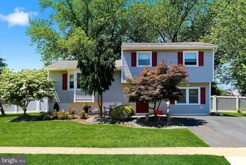20 Bromley Dr, Hazlet, NJ 07730