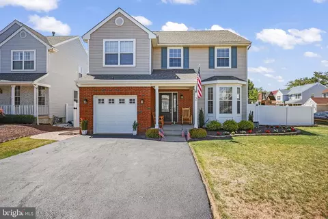 2 Devonshire Dr, Hazlet, NJ 07730