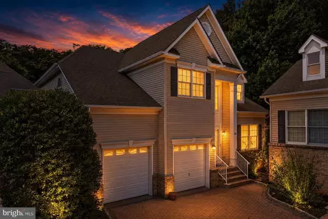 25 Brittany Ct, Atlantic Highlands, NJ 07716