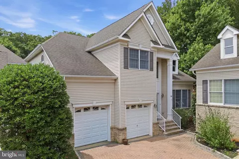 25 Brittany Ct, Atlantic Highlands, NJ 07716