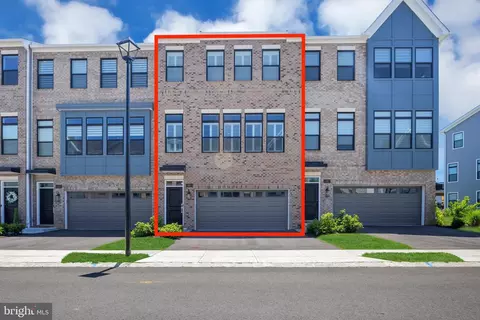 15 Linder Ct, Middletown, NJ 07748