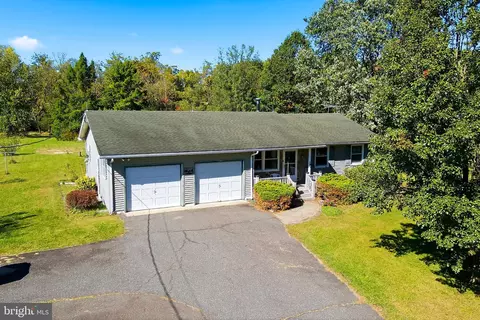 32 Arneytwn Hornerstwn Rd, Cream Ridge, NJ 08514