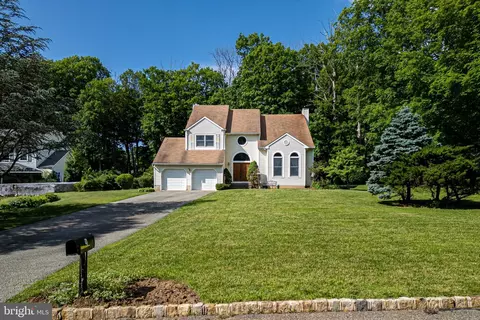 9 Jessica Ct, Lake Hopatcong, NJ 07849