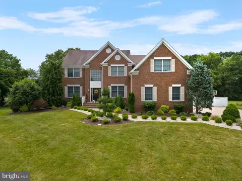 2 Garden Terrace Ct, Monroe Township, NJ 08831