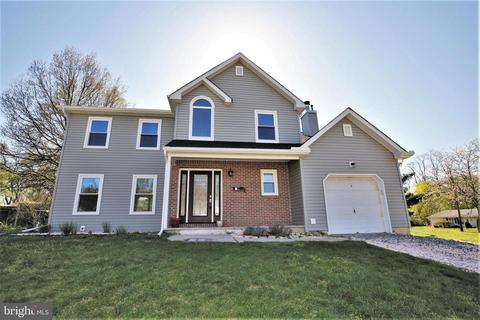 2 Eamonn Ct, Kendall Park, NJ 08824
